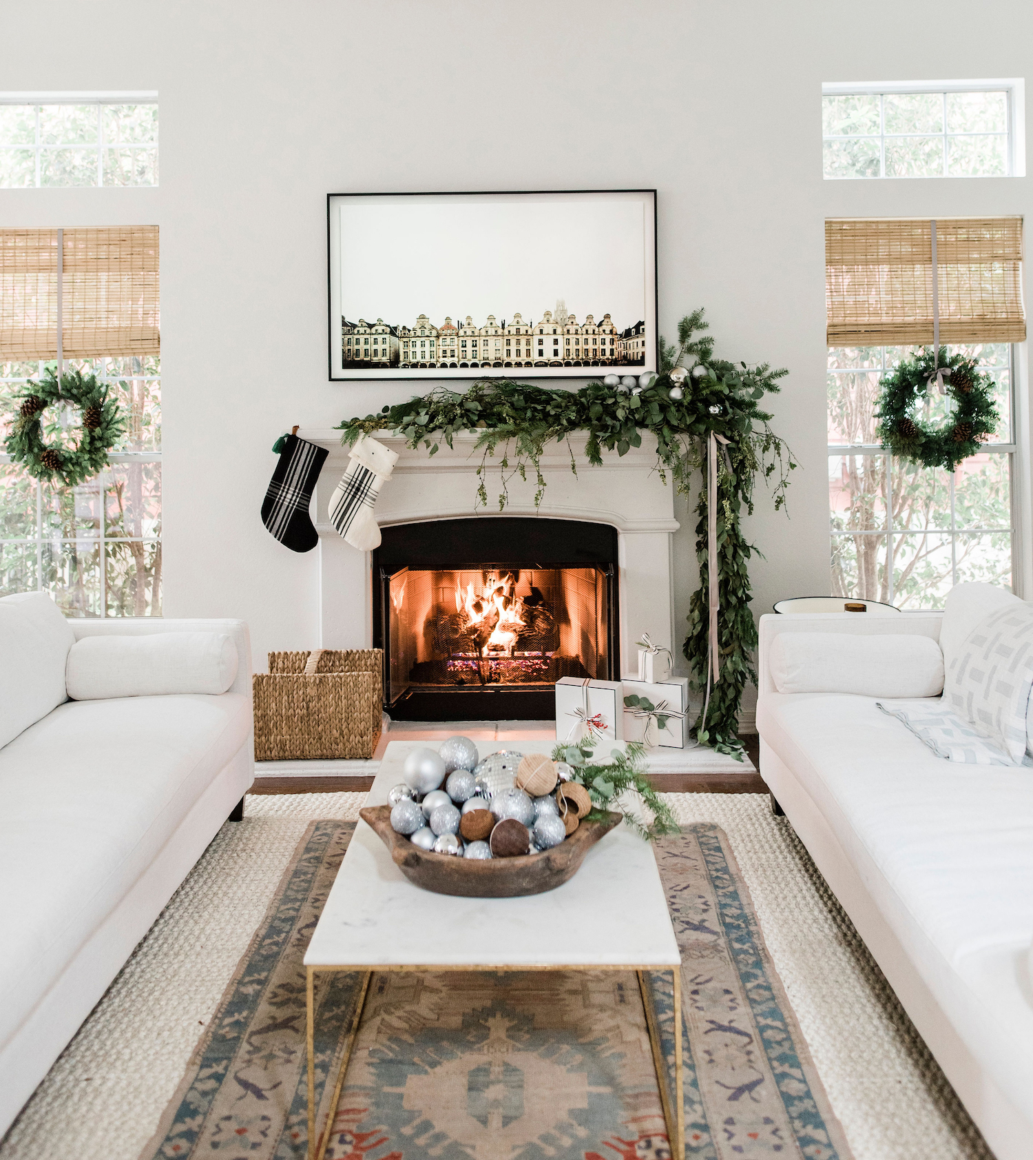 Love this beautiful modern living room decorated for Christmas with an asymmetrical garland on the mantel - Christmas decor - holiday decor - Christmas living room - the identite collective