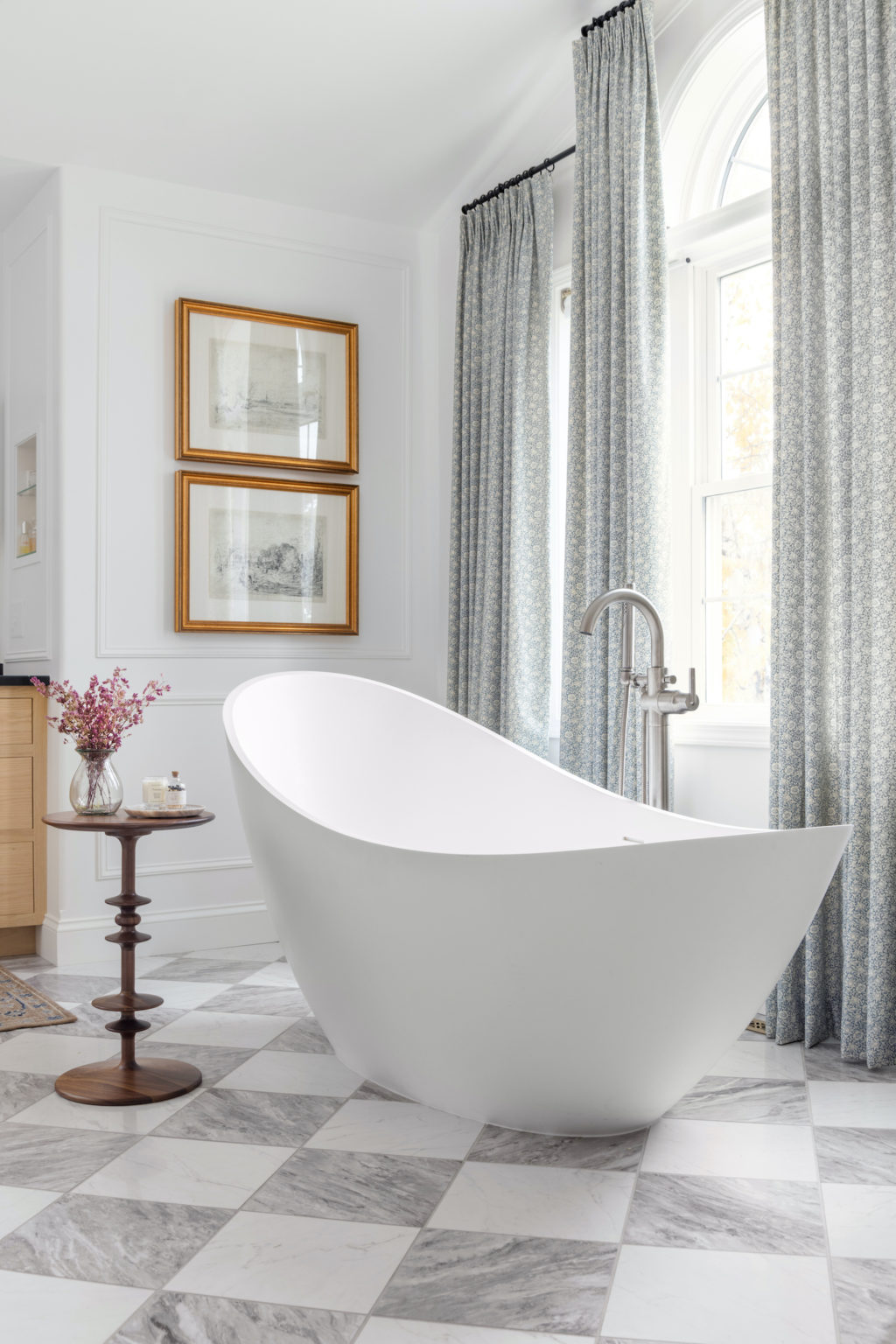 A Custom Porcelain Checkerboard Floor Stuns in This Modern Classic Bath ...