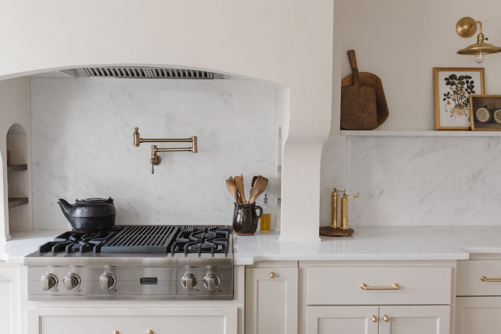 See the Bewitching Effect of Contrasting Counters in a Georgia Kitchen ...